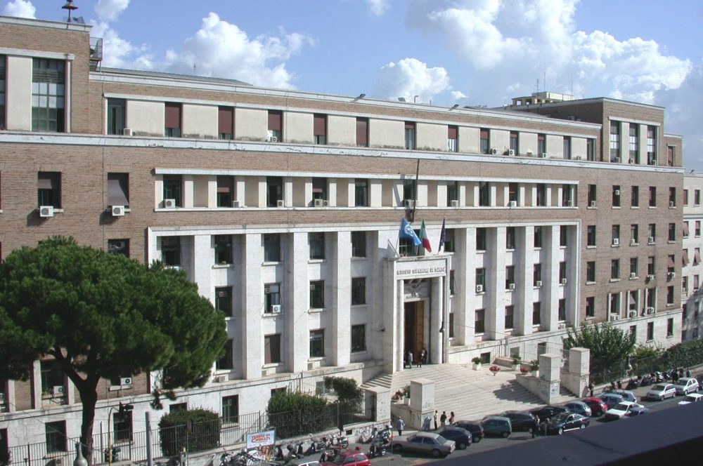 Antibiotico-resistenza, dall’ISS una guida in dieci punti per capire cosa sta accadendo davvero in Italia