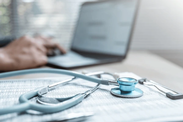 Italiani residenti fuori dall’Ue. La Camera approva il ddl che prevede un contributo di 2.000 euro l’anno per accedere ai servizi del Ssn