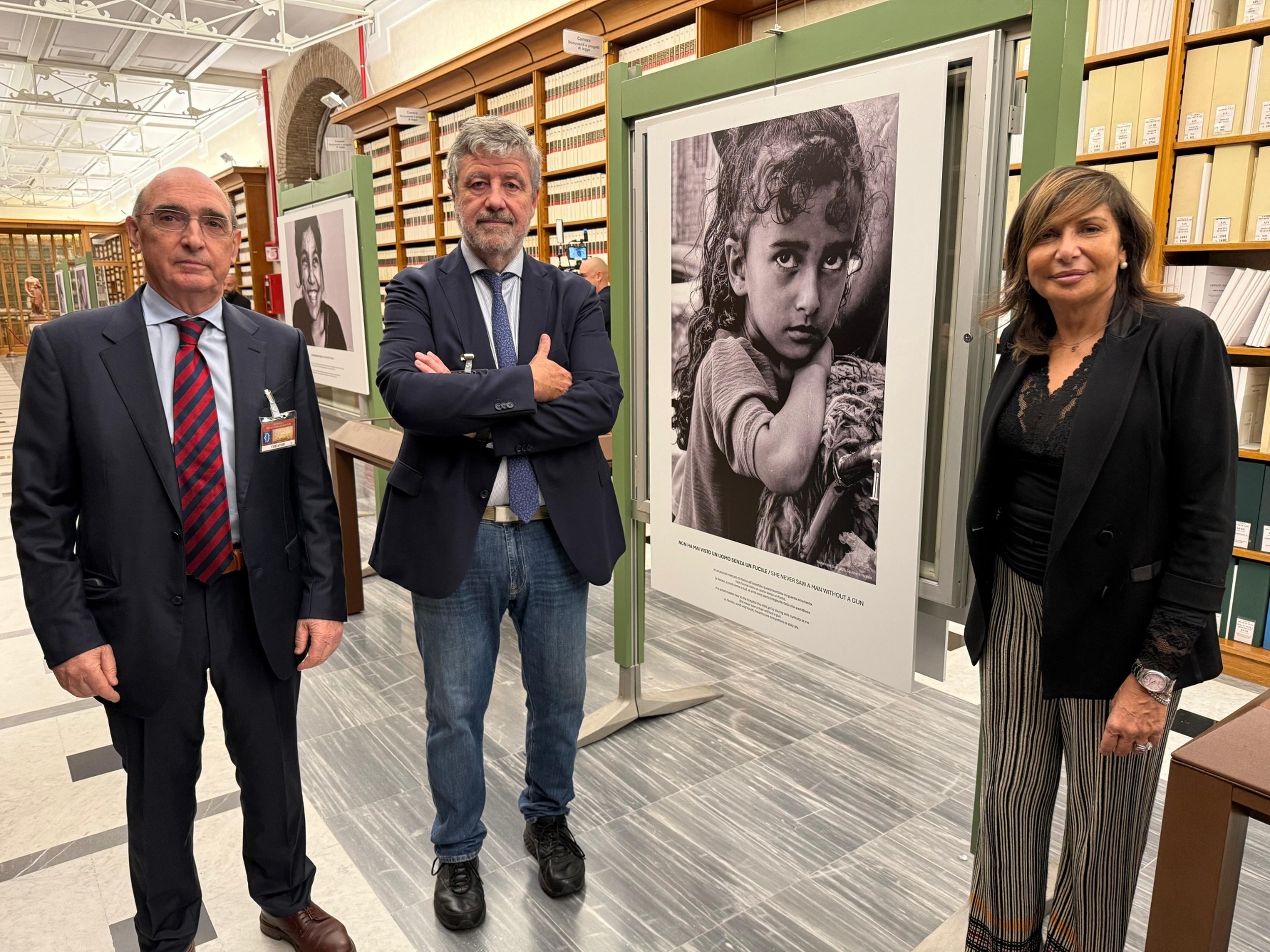 I volti dei bimbi negli ospedali di guerra. Inaugurata alla Biblioteca della Camera la mostra fotografica “Bambini e guerre”