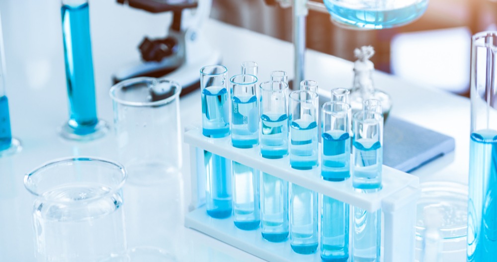 Biosimilari, la concorrenza si gioca sulla promozione: così le regole frenano (o accelerano) l’accesso alle cure. E l’Italia resta a metà del guado