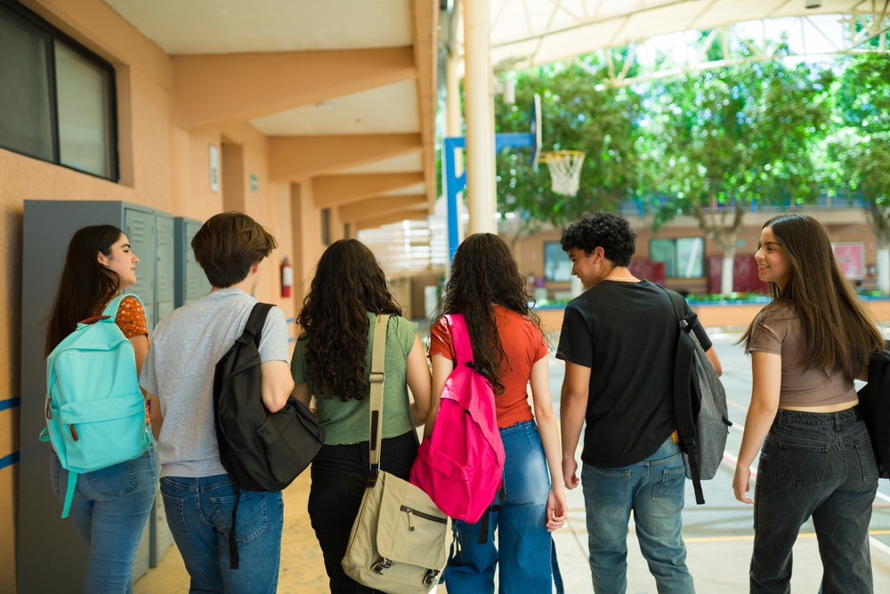 Schiena dei giovani sotto stress: 1 su 5 ha dolore, +26% di rischio con smartphone e PC