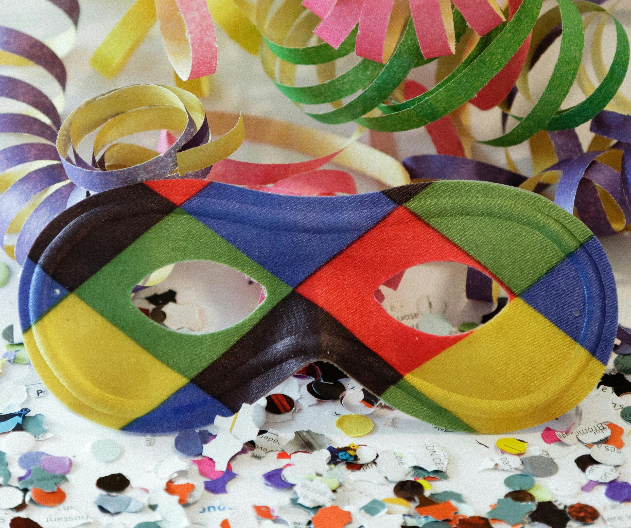 Carnevale, l’altra faccia della festa: l’allarme degli esperti sui coriandoli in plastica