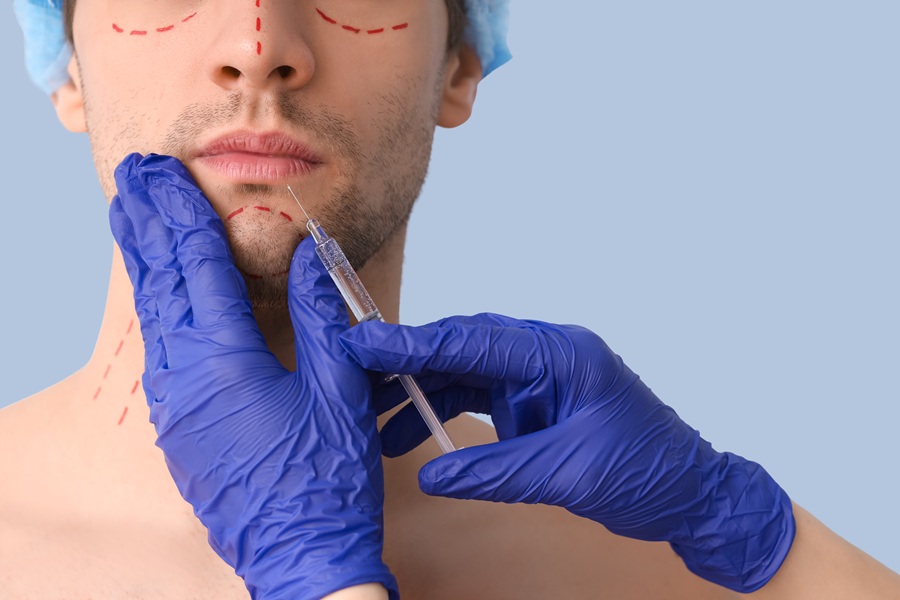 Chirurgia estetica, cresce la domanda maschile: 1 paziente su 6 è uomo