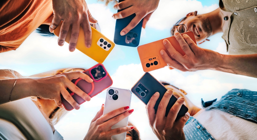 Connessioni digitali, vuoti reali: quanto i social alimentano la solitudine