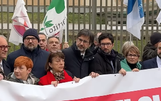 Lombardia. Opposizione in presidio sotto la Regione: “Basta con il ricatto ‘Vuoi farti curare, paga!’”