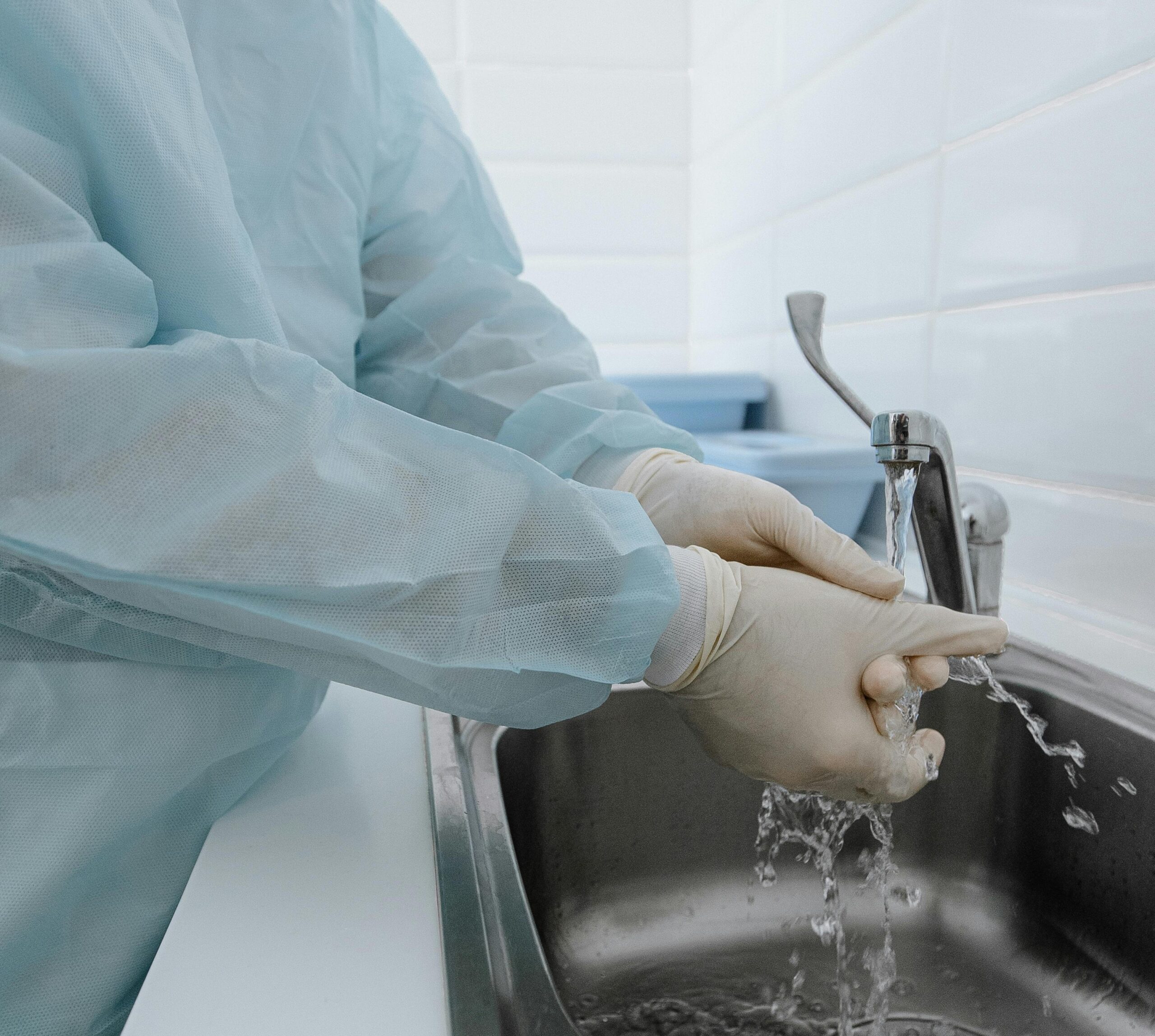 Infezioni ospedaliere, il rischio nascosto nelle maniche lunghe dei sanitari