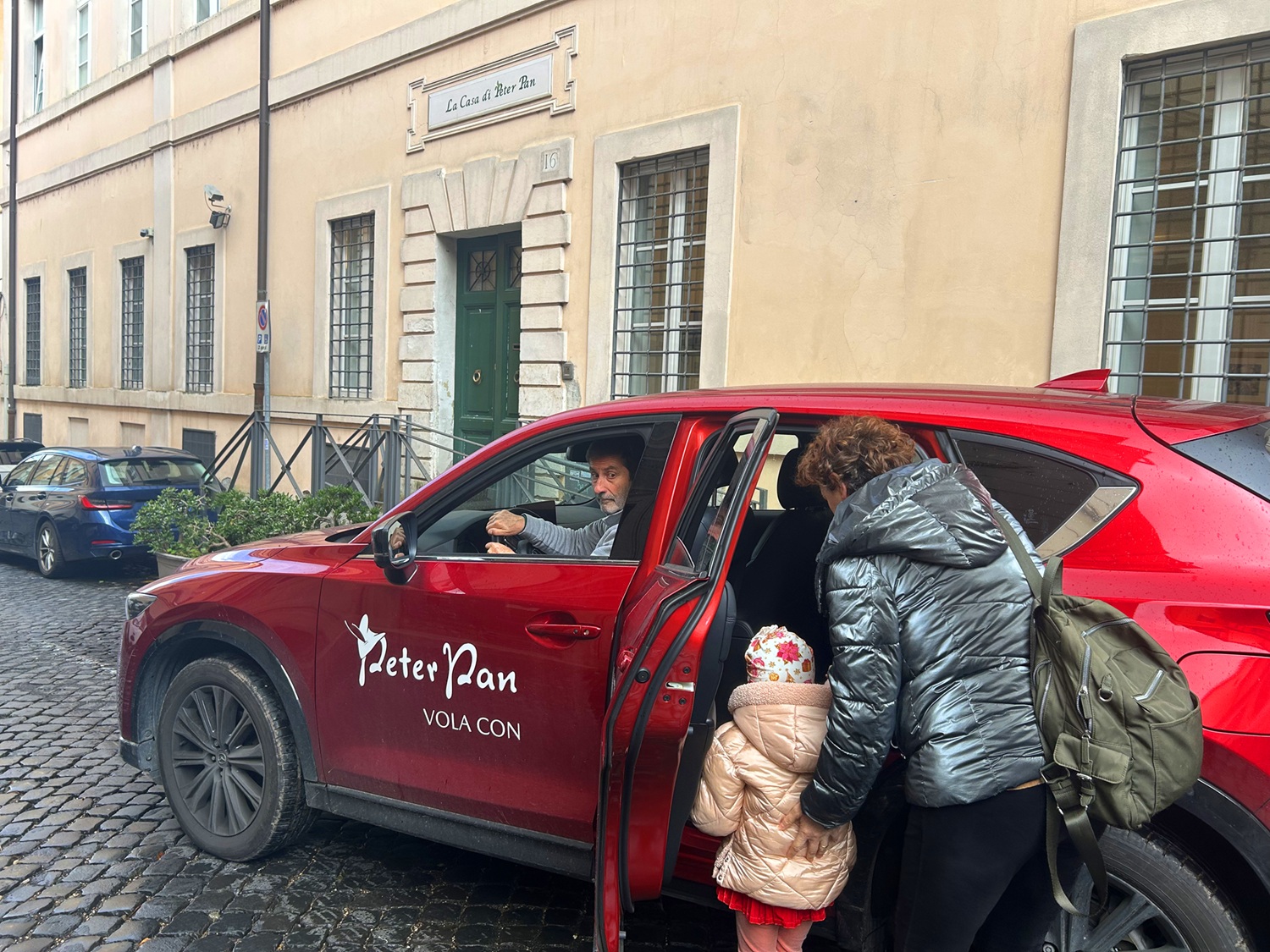 Giornata contro il Cancro Infantile, navette solidali di Peter Pan: “Un aiuto concreto alle famiglie”