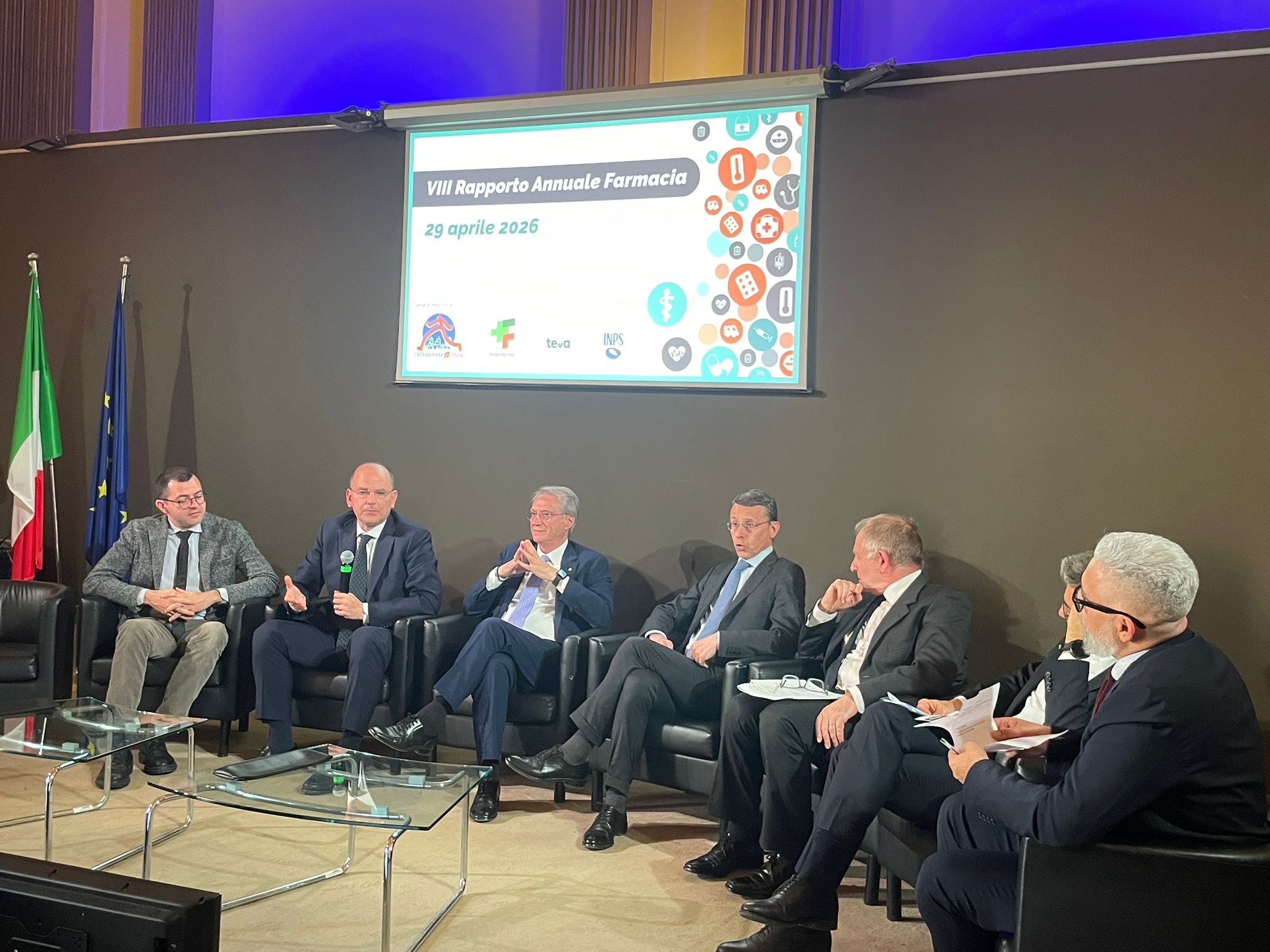 Farmacia dei servizi. Il Rapporto Cittadinanzattiva-Federfarma: “Tre farmacie su quattro dispensano servizi avanzati. Ora integrazione stabile nel Ssn”