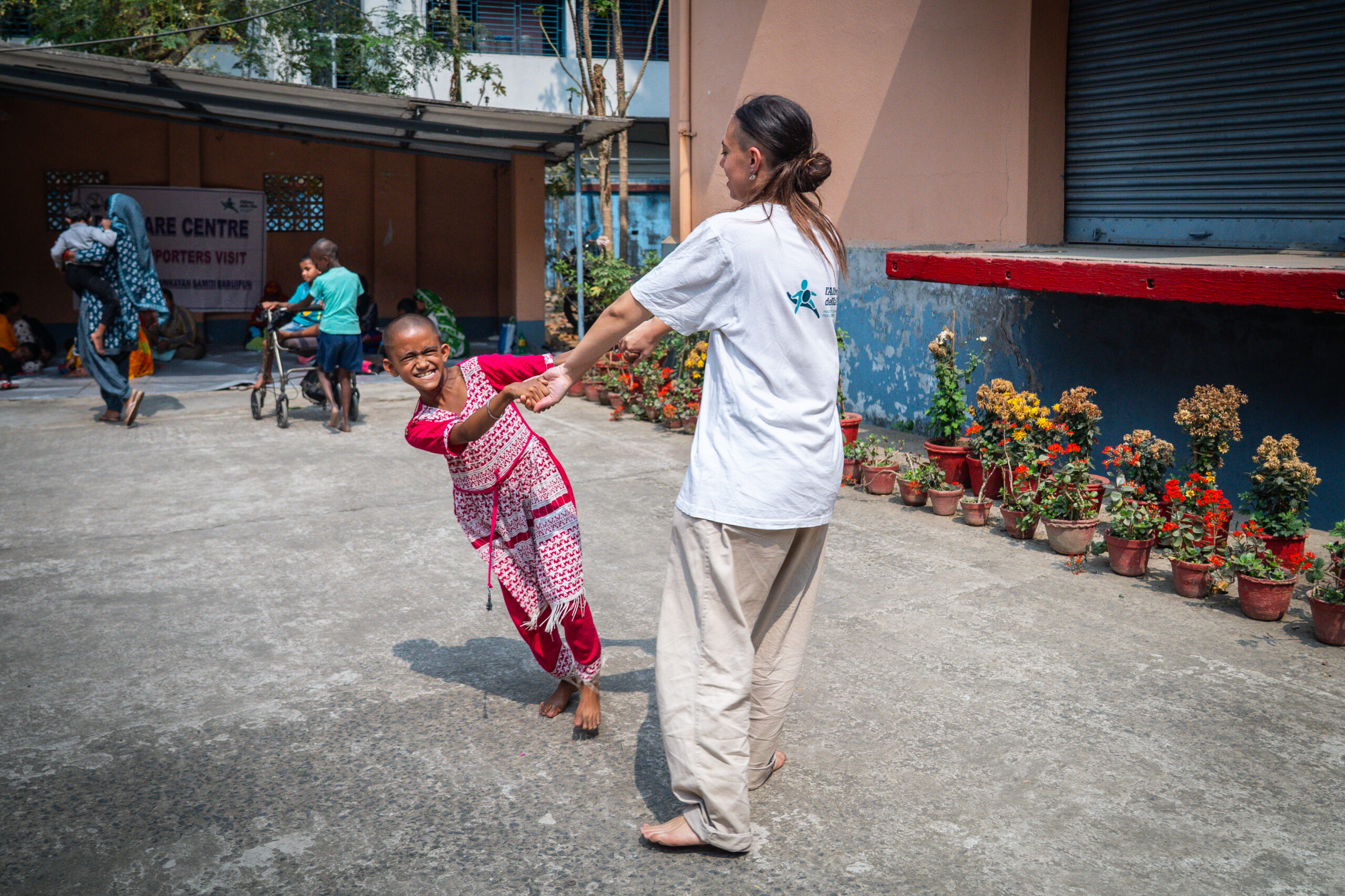 Fondazione l’Albero della Vita, vent’anni di sostegno a distanza con: il viaggio di Paola Maugeri in India