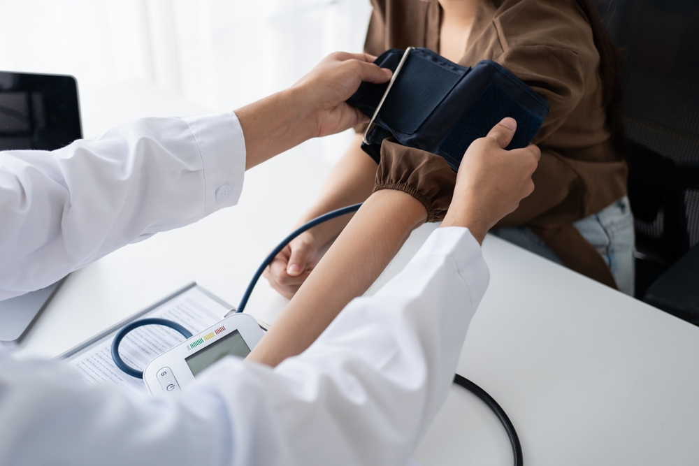 Pressione arteriosa: sotto 120 mmHg di massima si riducono infarti e ictus, ma serve cautela